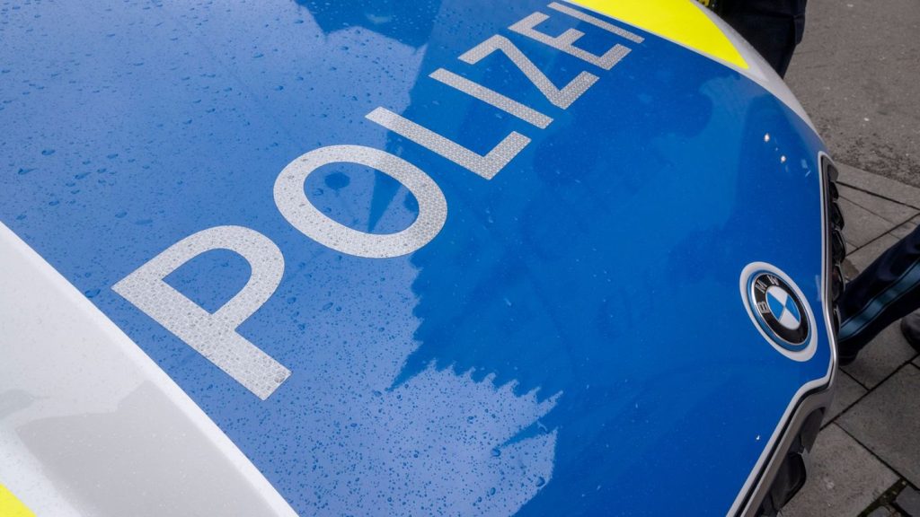An Bergsee: Handbremse nicht angezogen - Reisebus beschädigt vier Autos