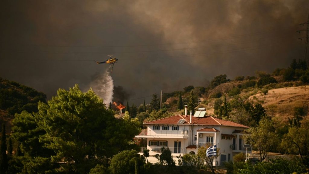 Griechische Feuerwehr dämmt Waldbrände vor drittgrößter Stadt Patras ein