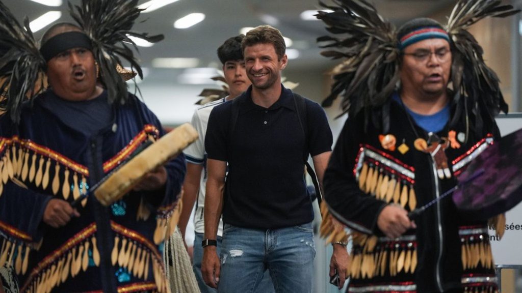 Thomas Müller in Vancouver angekommen: Emotionaler Fan-Empfang