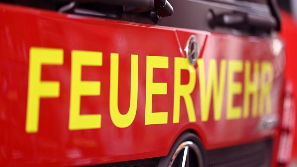Feuerwehreinsatz: Strohballen in Flammen - Ermittlungen wegen Brandstiftung