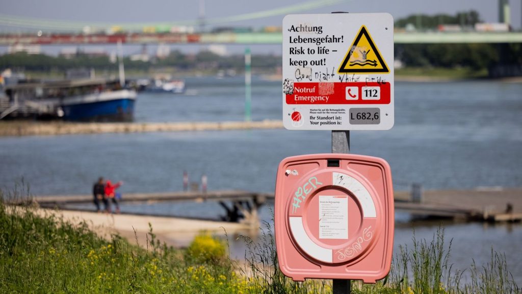Lebensgefährlicher Fluss: 47-Jähriger nach Badeunfall im Rhein tot aufgefunden