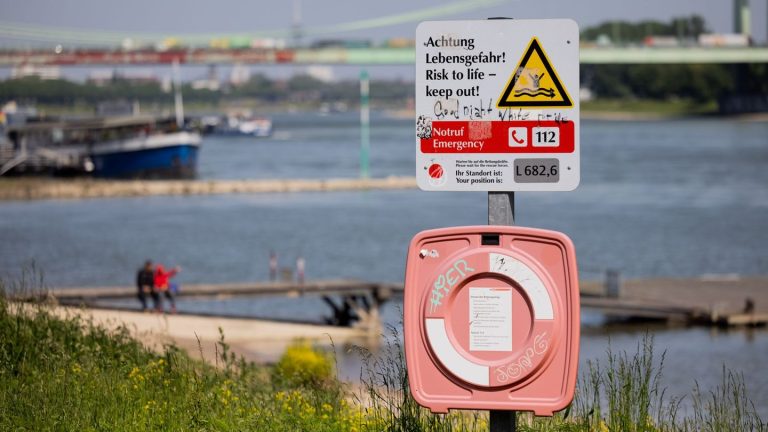 Lebensgefährlicher Fluss: 47-Jähriger nach Badeunfall im Rhein tot aufgefunden