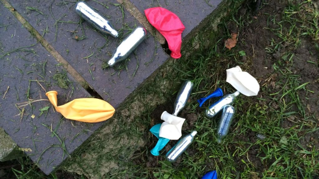 Bilanz: Beratungsanrufe wegen Lachgas-Vergiftungen verdoppelt