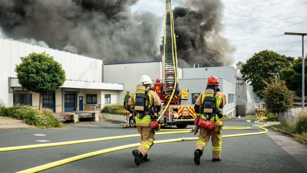 Feuer in Fabrik: Nach Großbrand weitgehend Entwarnung für Monheim