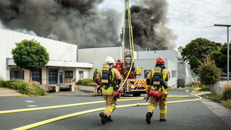 Feuer in Fabrik: Nach Großbrand weitgehend Entwarnung für Monheim