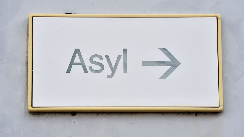 Sozialleistungen: Thüringer Landräte: Leistungen an Asylbewerber als Darlehen