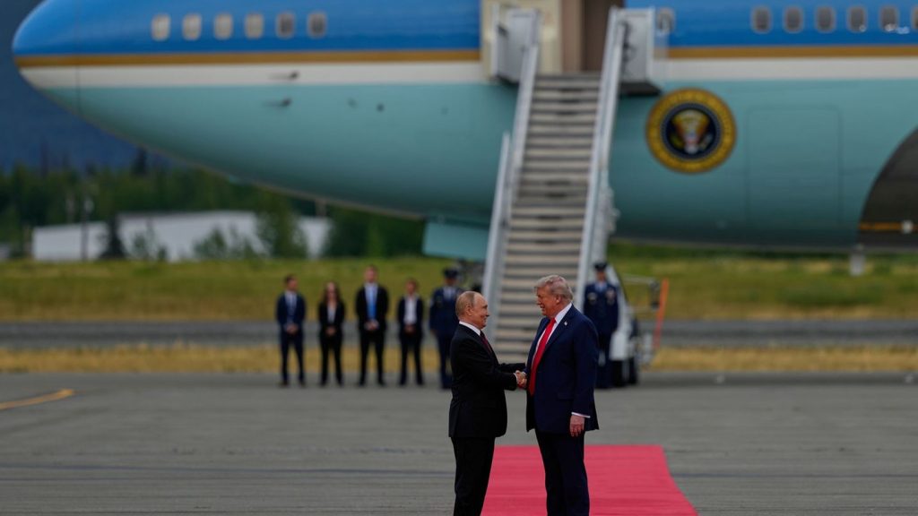 Gipfel in Alaska: Trump empfängt Putin mit langem Handschlag