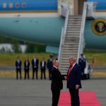 Gipfel in Alaska: Trump empfängt Putin mit langem Handschlag
