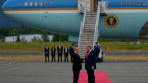 Gipfel in Alaska: Trump empfängt Putin mit langem Handschlag