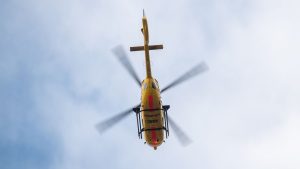 Hubschrauber im Einsatz: Unfall zwischen Auto und Motorrad – zwei Menschen verletzt