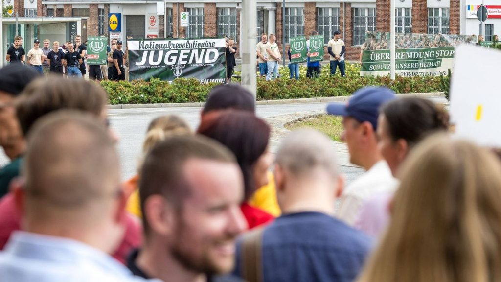 Nach Brandbrief: Dutzende demonstrieren in Spremberg gegen "Dritten Weg"