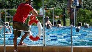 Massenschlägerei mit fünf Verletzen in Freibad in Berlin-Neukölln