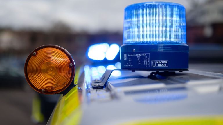 Kontrolle auf Landstraße: Auto bleibt liegen – Polizei findet Drogen