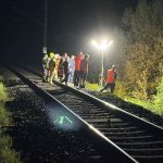 Unfall an Bahnübergang: Zug und Auto kollidieren: Zwei 23-Jährige sterben
