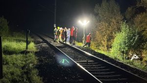 Unfall an Bahnübergang: Zug und Auto kollidieren: Zwei 23-Jährige sterben
