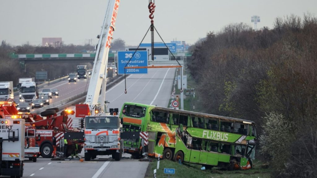 Busunfall mit vier Toten bei Leipzig: Fahrer wegen fahrlässiger Tötung angeklagt