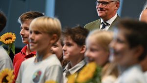Einschulung in Hessen: Ministerpräsident Rhein begrüßt neue Fünftklässler
