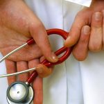 IGeL-Leistungen: Mehr Schäden als Nutzen durch Knie-Spritzen und Co