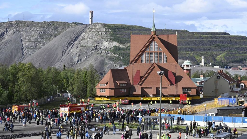 Stadtumsiedlung: Spektakel in Schweden: Historische Holzkirche zieht um