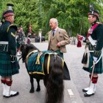 Beginn des Sommerurlaubs in Balmoral: Tierischer Empfang für König Charles III.