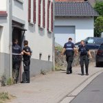 Versuchte Tötung: Kind mit Messer verletzt - Polizei fahndet nach 22-Jährigem