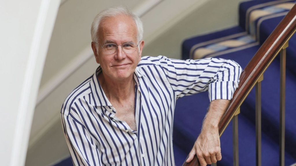 Bundestag unter Modeaspekt: Harald Schmidt verteilt Modenoten an Politiker