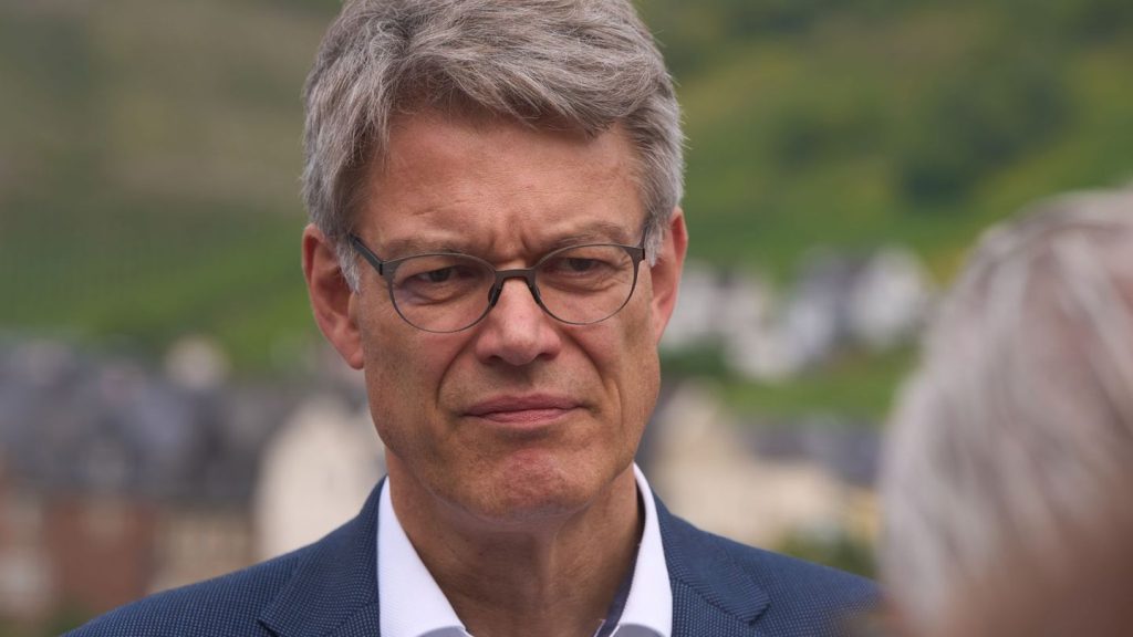 Autobahn: Minister Schnieder: A1-Lückenschluss dringend erforderlich