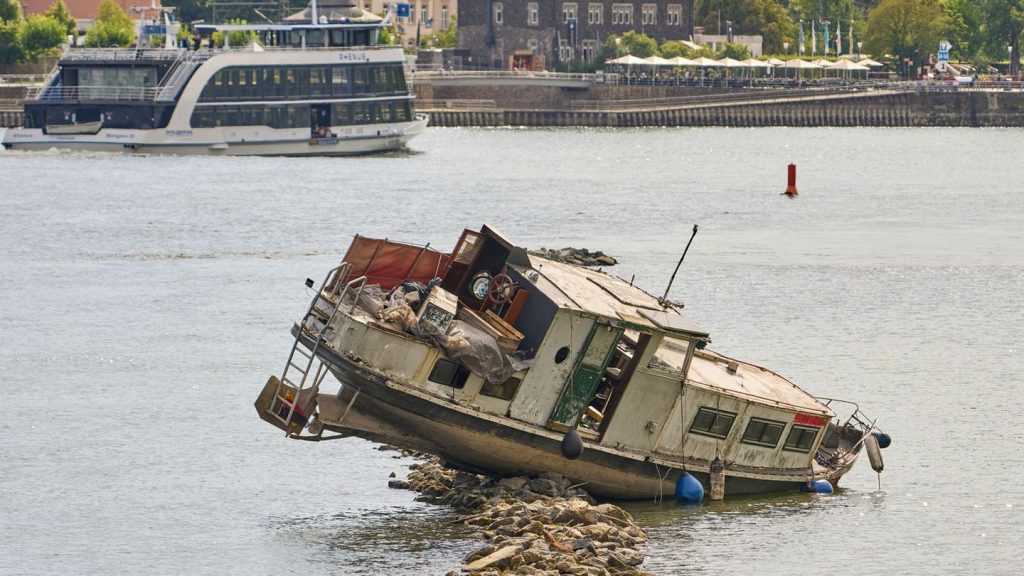 Notfälle: Gestrandete Jacht wird zum Rhein-Spektakel