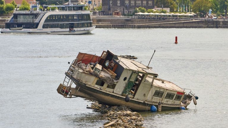 Notfälle: Gestrandete Jacht wird zum Rhein-Spektakel