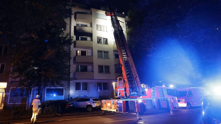 Einsatz in Düsseldorf: Brand in Mehrfamilienhaus - mehr als 20 Menschen evakuiert
