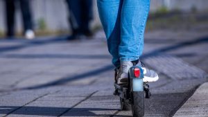Rosenheim: Jugendlicher versucht E-Scooter vor Polizeirevier zu stehlen