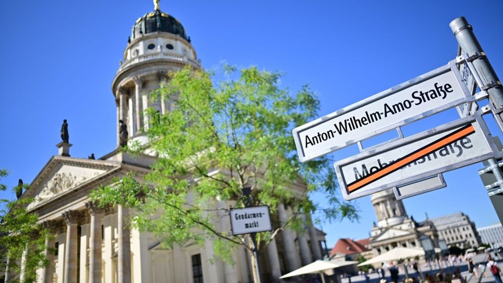 Debatte um Straßennamen: Bezirk will an Umbenennung der Mohrenstraße festhalten