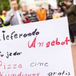 Lieferdienst in der Kritik: Lieferando-Fahrer protestieren gegen Jobabbau