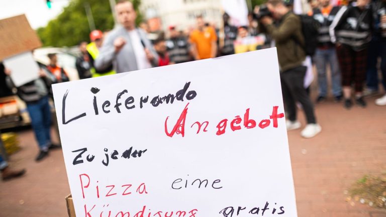 Lieferdienst in der Kritik: Lieferando-Fahrer protestieren gegen Jobabbau
