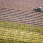 Rettungshubschrauber-Einsatz: Mann kippt mit Trecker um und wird lebensgefährlich verletzt