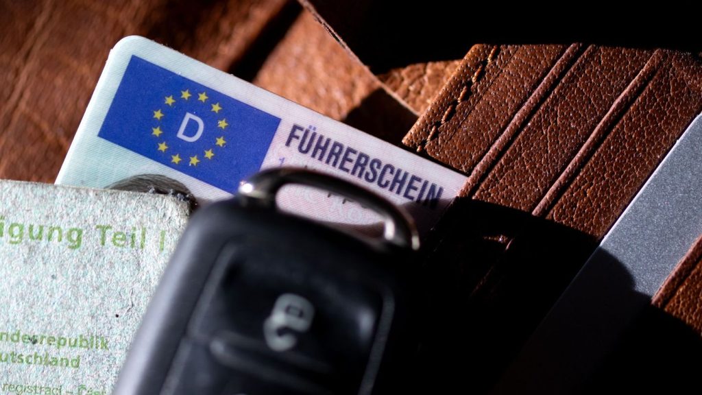 Kriminalität: Männer betrügen mit Führerscheinen