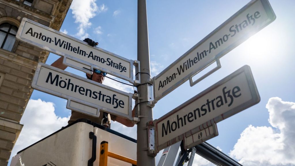Debatte um Straßennamen: Festakt zur Umbenennung der Mohrenstraße kann stattfinden