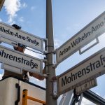 Debatte um Straßennamen: Festakt zur Umbenennung der Mohrenstraße kann stattfinden