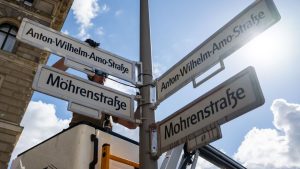 Debatte um Straßennamen: Festakt zur Umbenennung der Mohrenstraße kann stattfinden