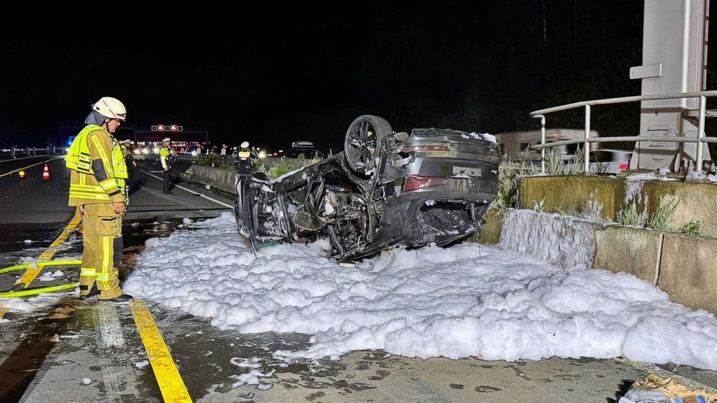 Unfälle: Auto überschlägt sich auf A3 – vier Verletzte