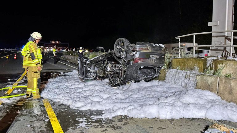 Unfälle: Auto überschlägt sich auf A3 – vier Verletzte