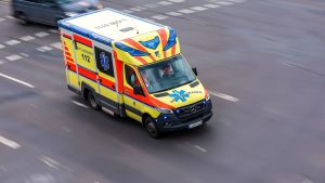 Kriminalität: Mann verletzt in Dresden Fahrgast mit Messer