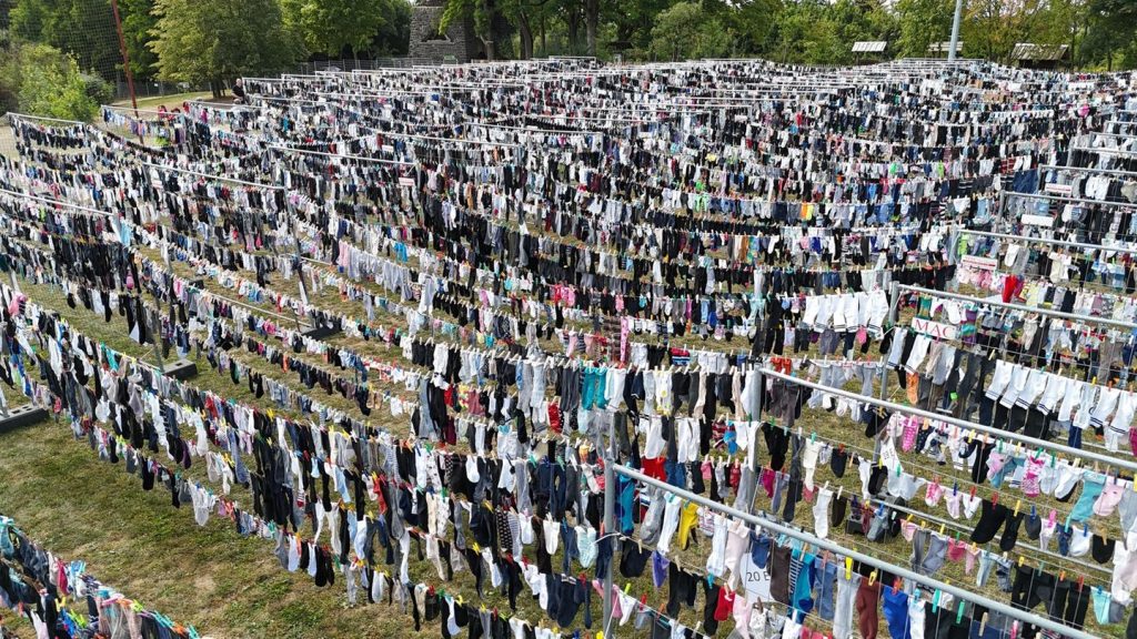 Spaß-Aktion mit großem Ziel: Längste Leine mit Socken - Zeulenroda-Triebes will Rekord