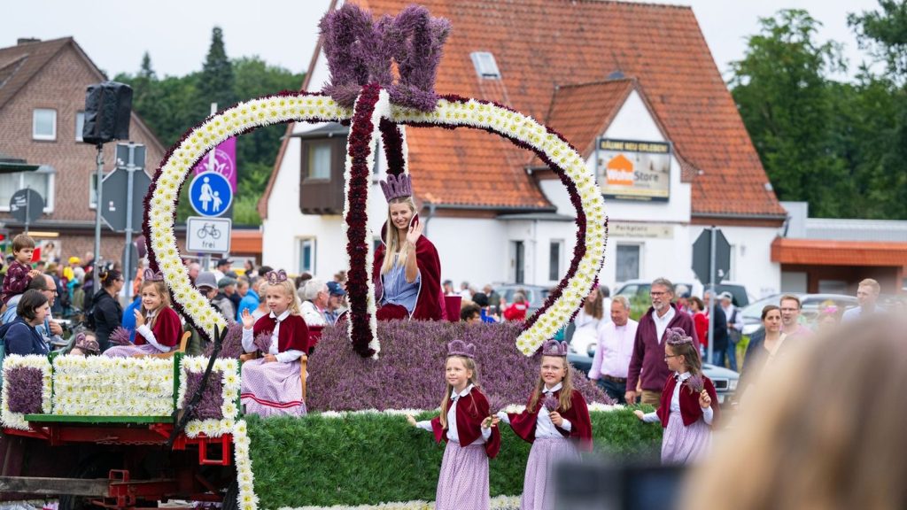 Brauchtum: Wahl der 75. Heideblütenkönigin in Amelinghausen