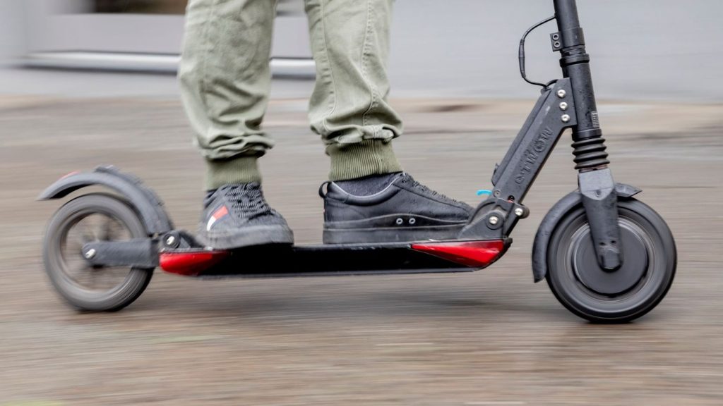 Unfall: Auto erfasst zehnjährigen E-Scooter-Fahrer in Hünfelden