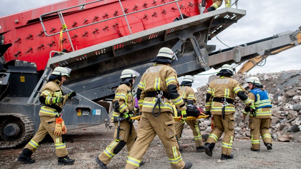 Übung: Feuer löschen, Menschen retten: Feuerwehren im Wettkampf