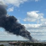 Brand und Explosionen: Feuer im Hamburger Hafen: Explosion und Trümmerteile auf A1