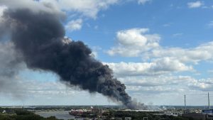 Brand und Explosionen: Feuer im Hamburger Hafen: Explosion und Trümmerteile auf A1