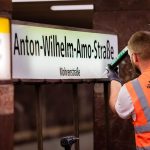 Berliner Nahverkehr: U-Bahnhof Mohrenstraße heißt jetzt Anton-Wilhelm-Amo-Straße