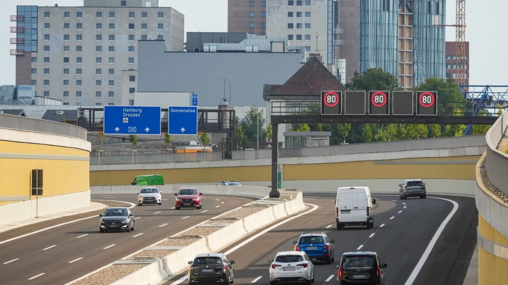 Kontroverse um Autoverkehr: Umstrittenes Teilstück der A100 in Berlin eröffnet